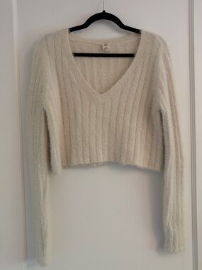 Urban Outfitters V-Neck Crop Sweater in Cream